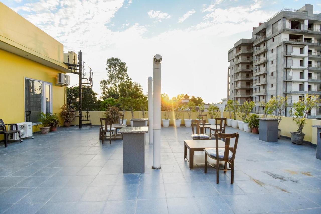 Oyo 75460 Sky High Residency Otel Ludhiana Dış mekan fotoğraf